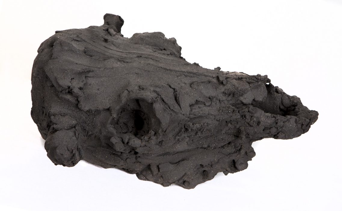 Kuh, 33 x 31 x 15 cm, schwarzer, gebrannter Ton